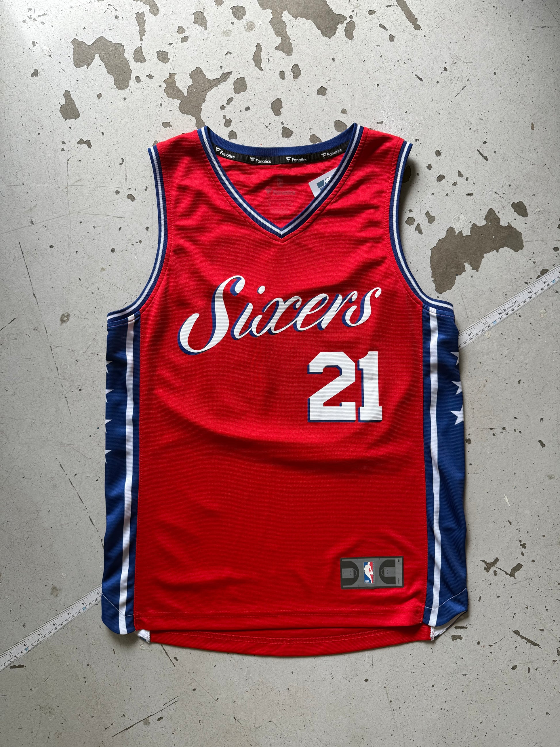 NBA | Sixers Embiid #21 | rød| M
