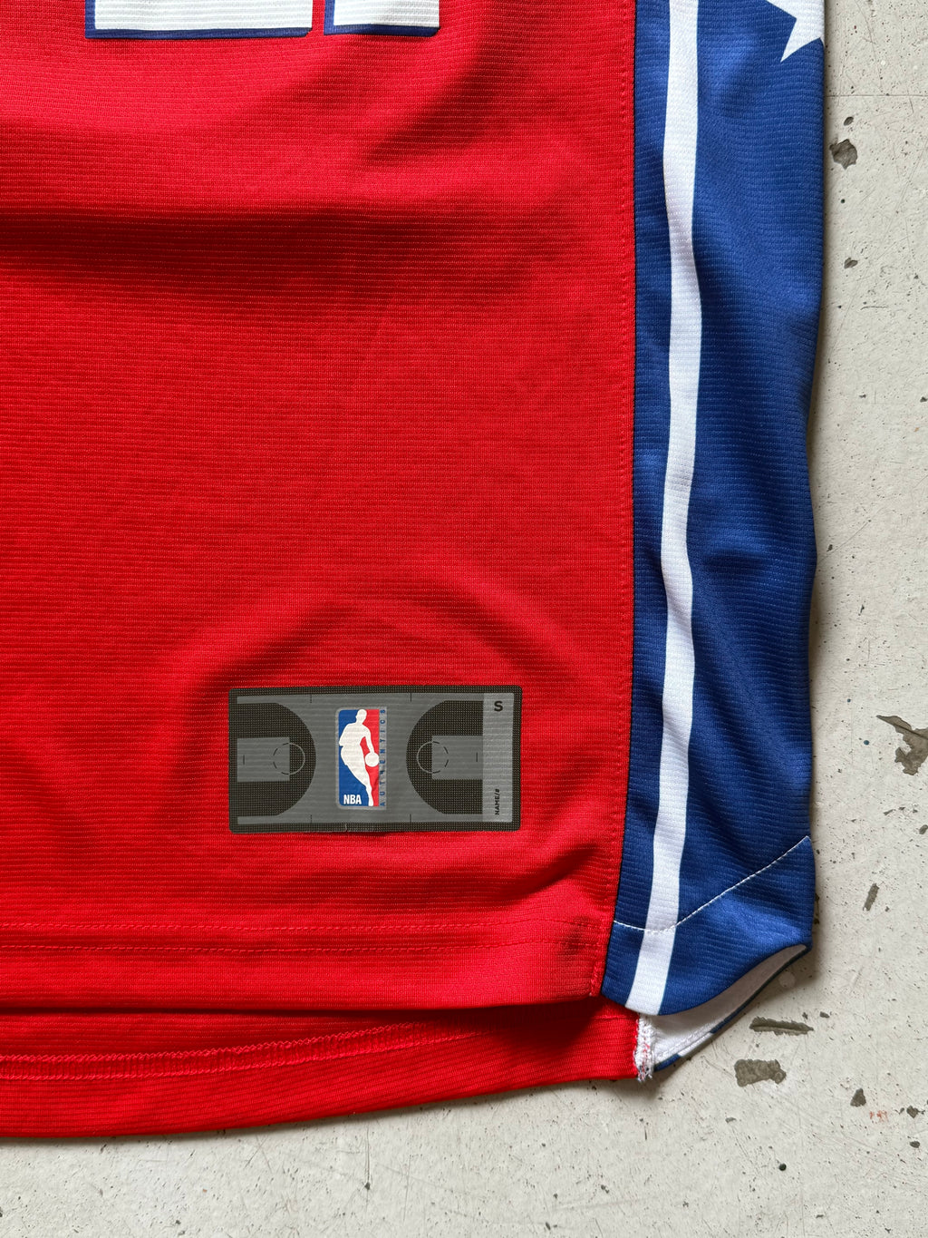 NBA | Sixers Embiid #21 | rød| M