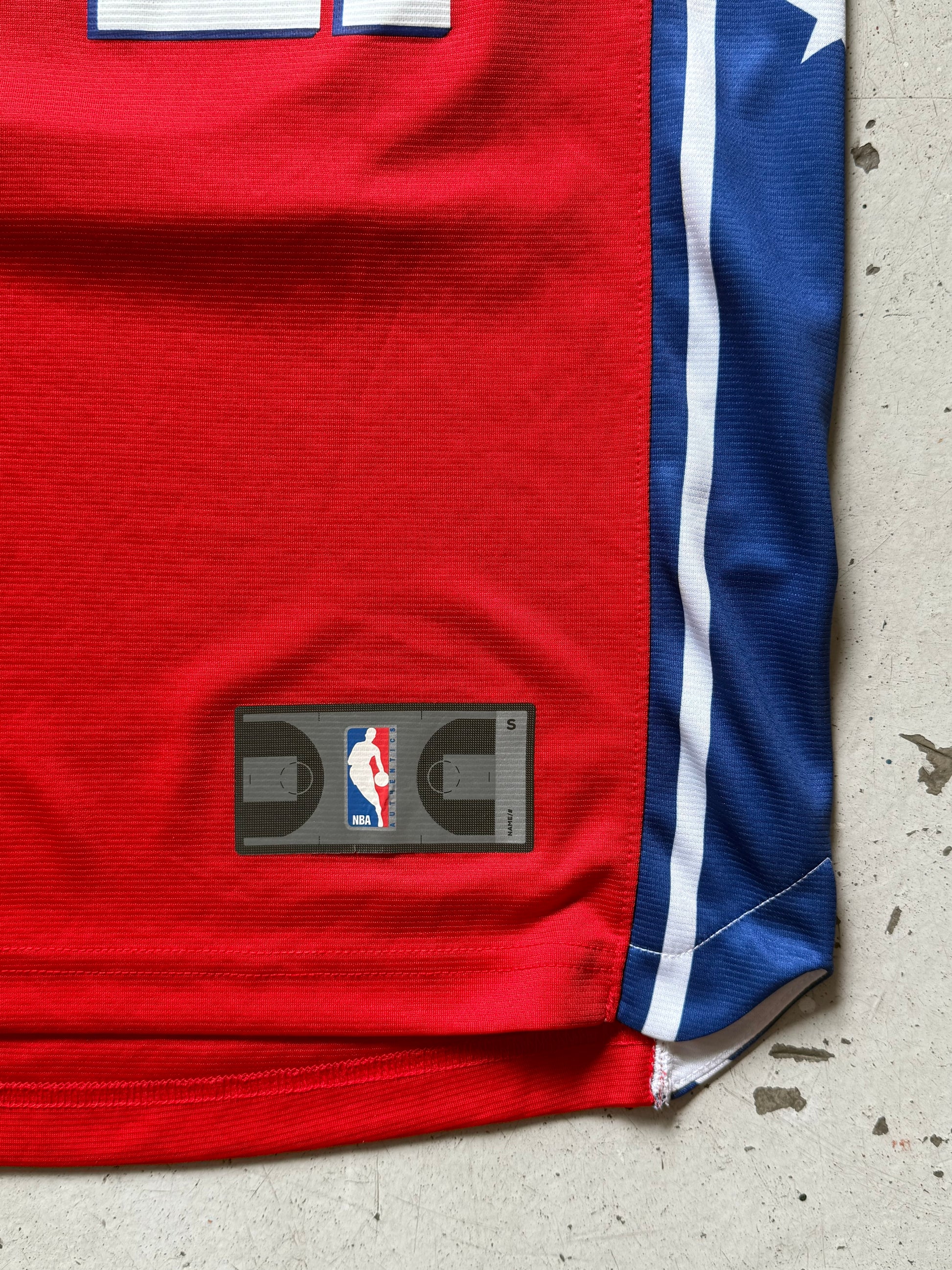 NBA | Sixers Embiid #21 | rød| M