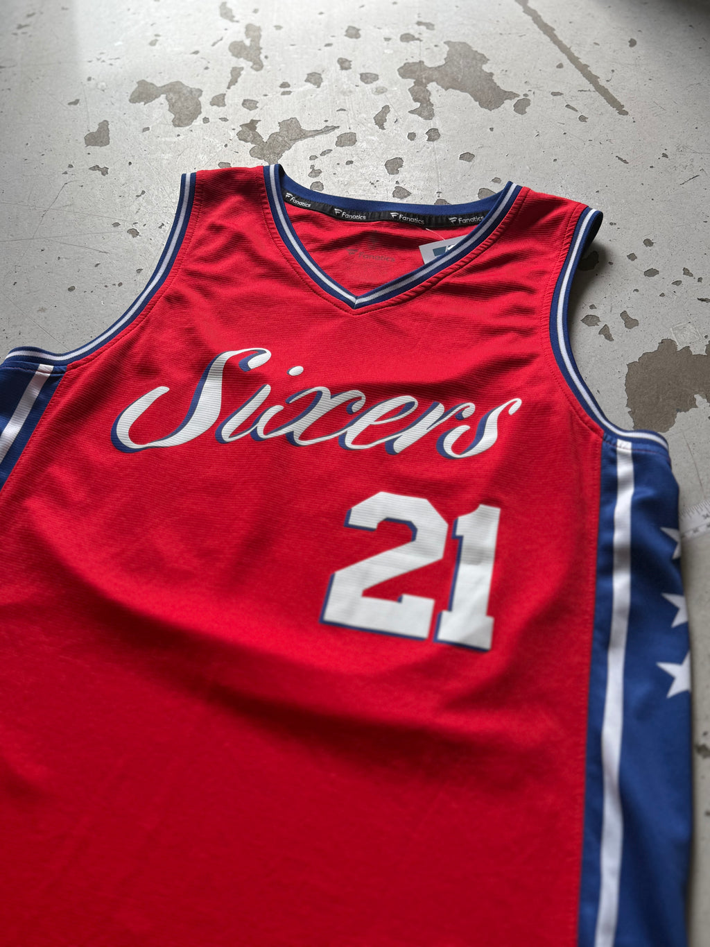 NBA | Sixers Embiid #21 | rød| M