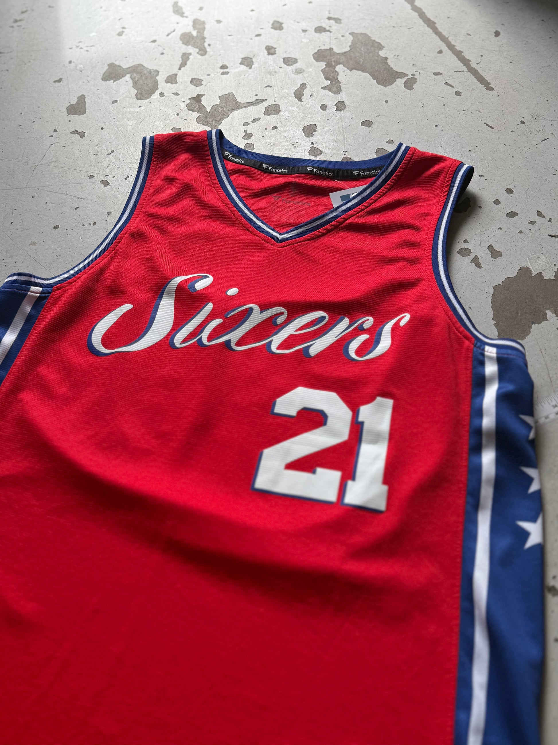 NBA | Sixers Embiid #21 | rød| M