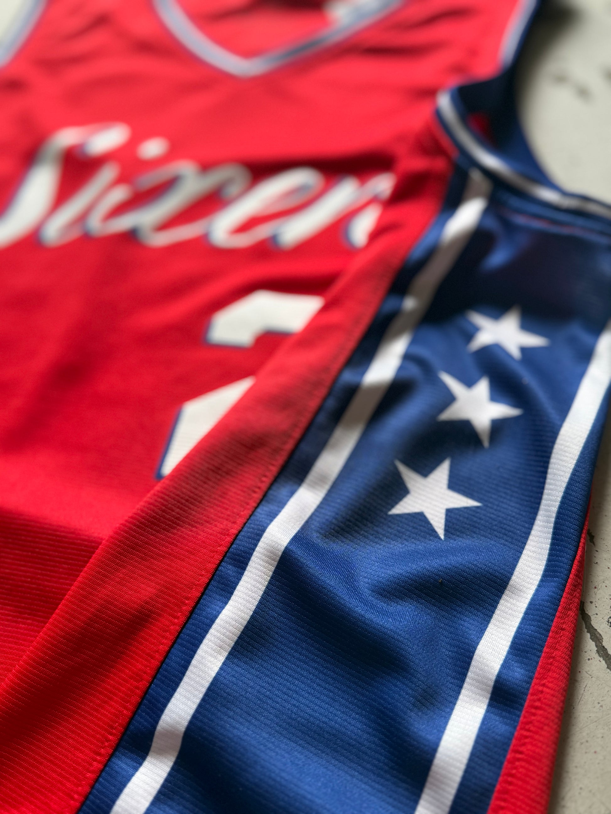 NBA | Sixers Embiid #21 | rød| M