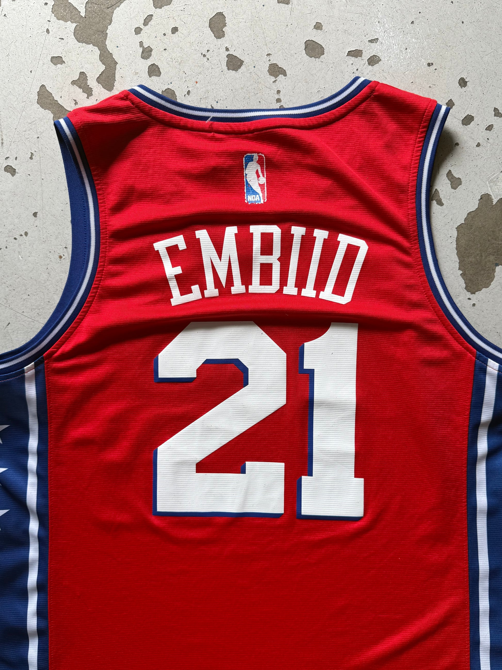 NBA | Sixers Embiid #21 | rød| M
