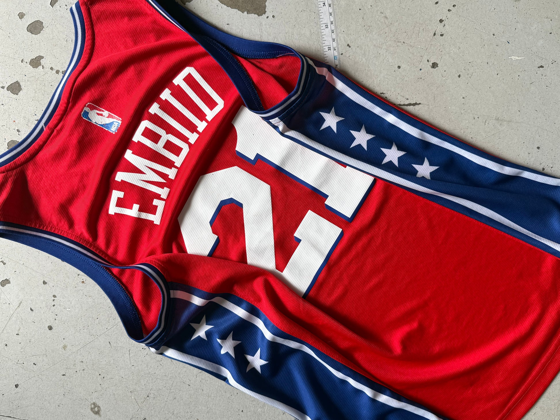 NBA | Sixers Embiid #21 | rød| M