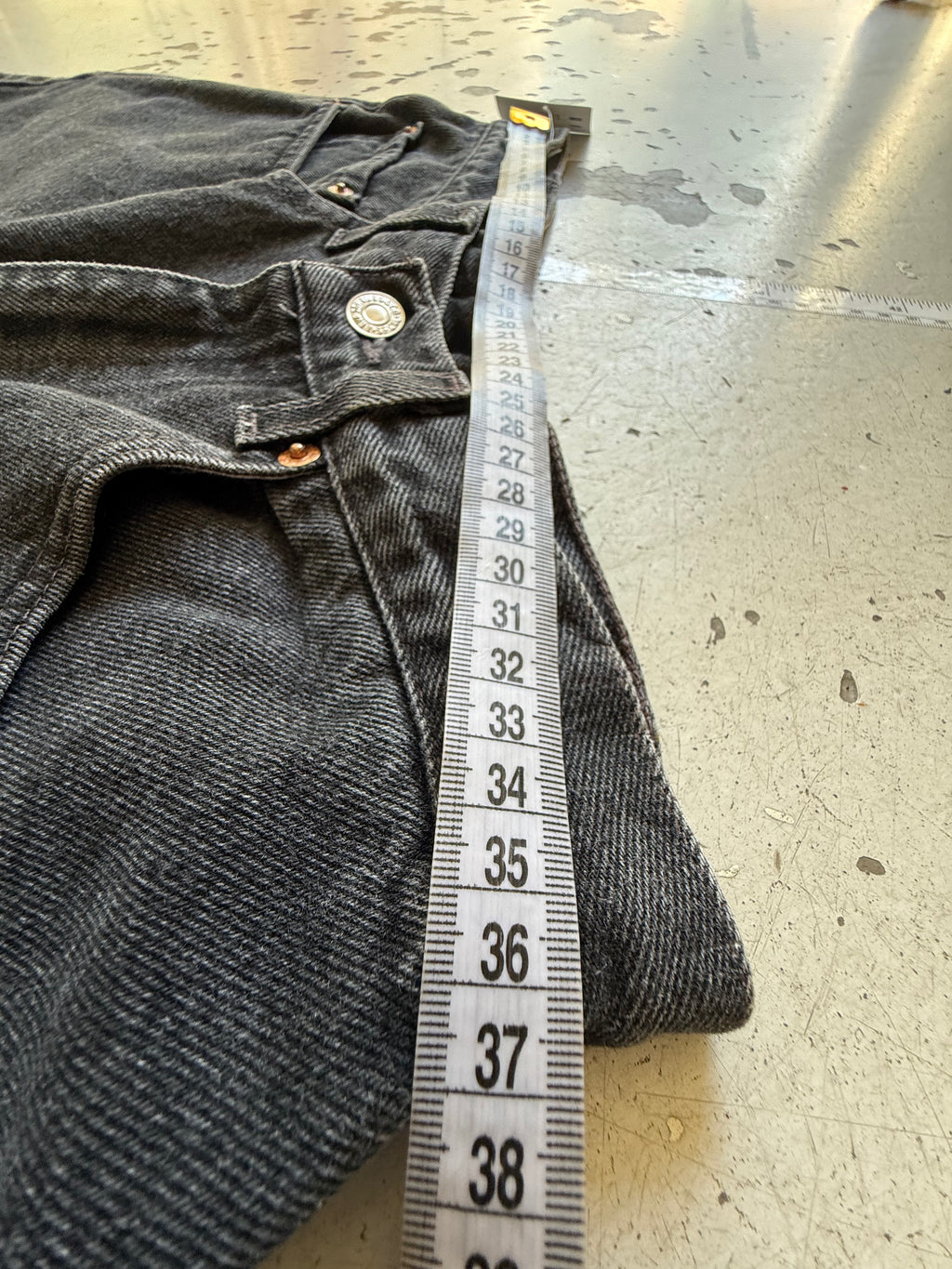 Levi’s 550 | denim shorts | sort | W31