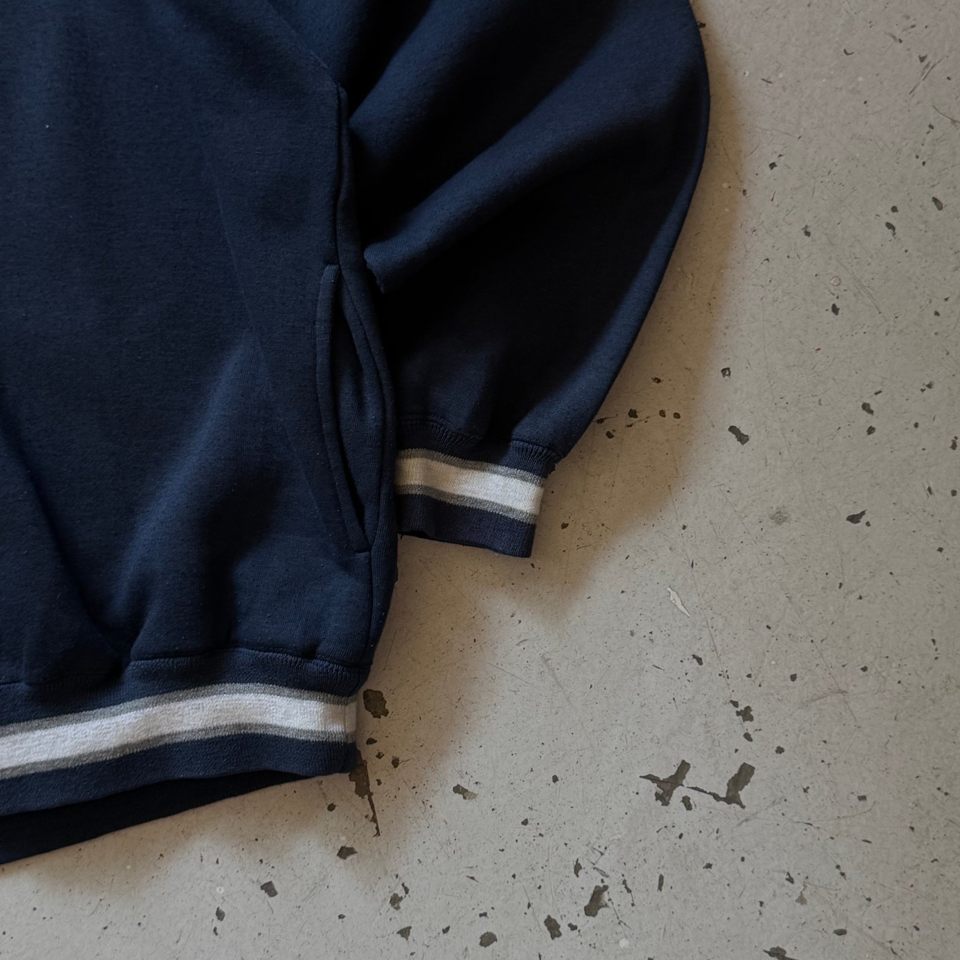 00's  | crewneck | navy | L