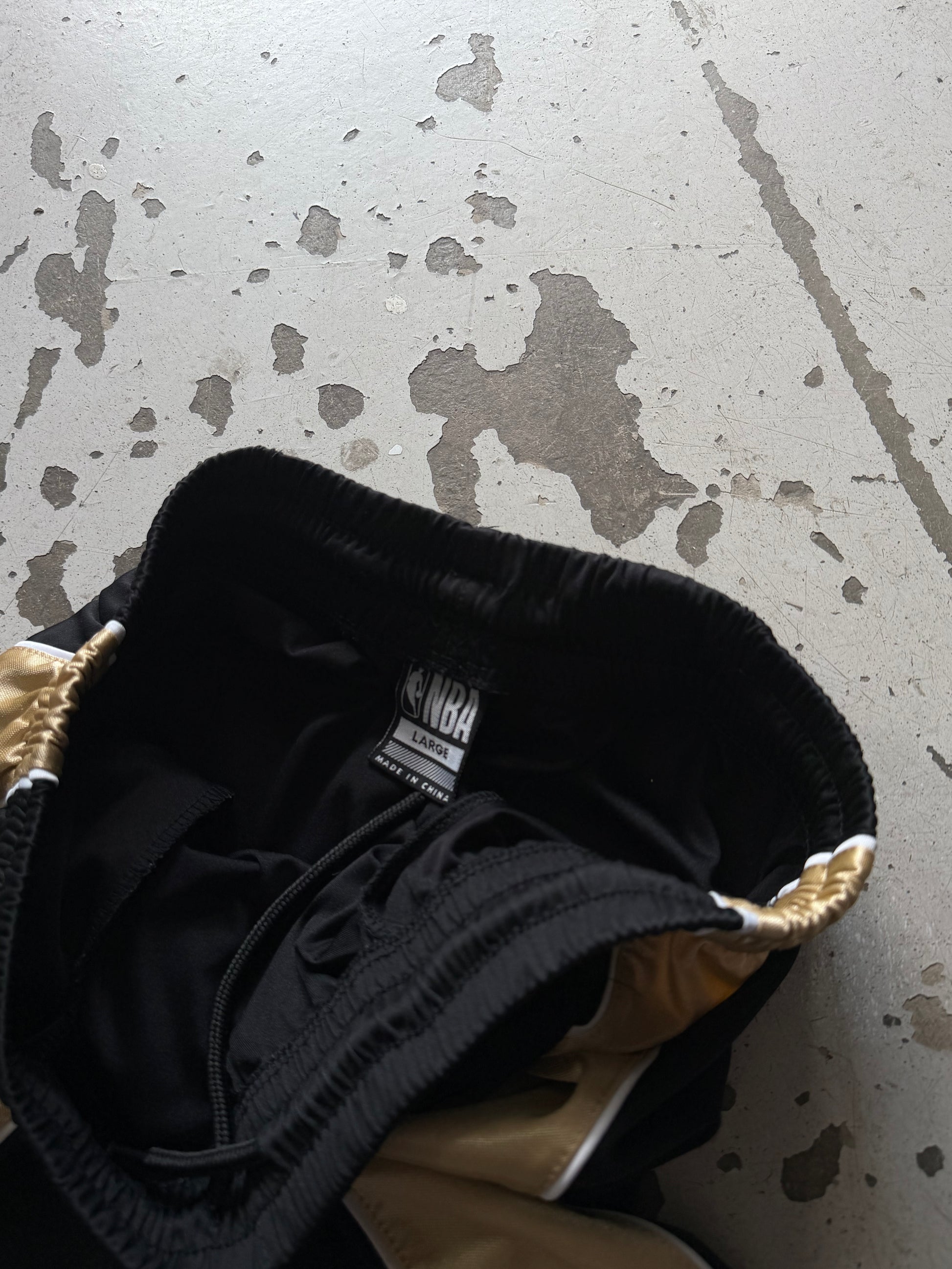 NBA | Basketball shorts | Sort/Guld | L