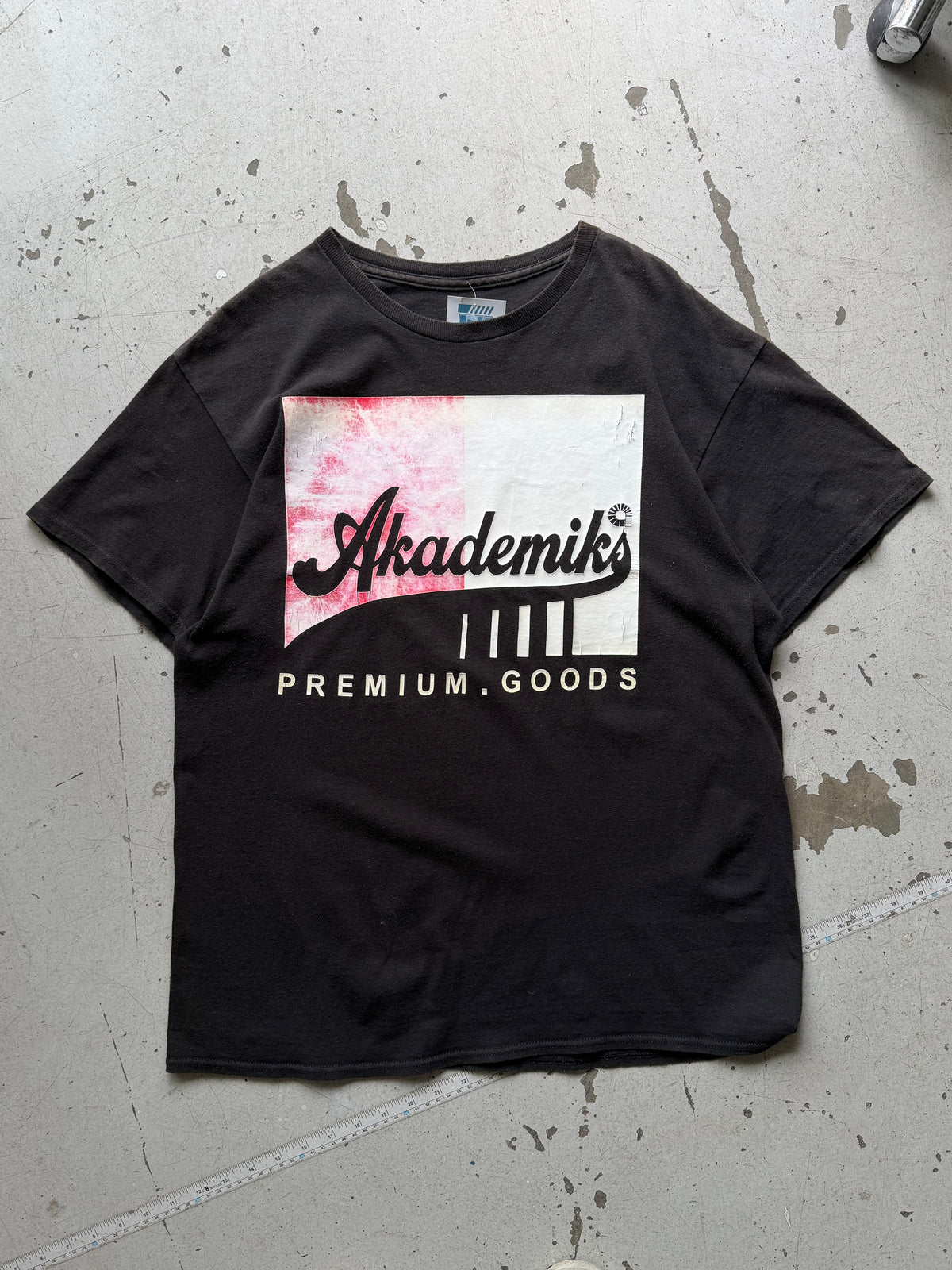 Akademiks | graphic T-shirt | sort| M
