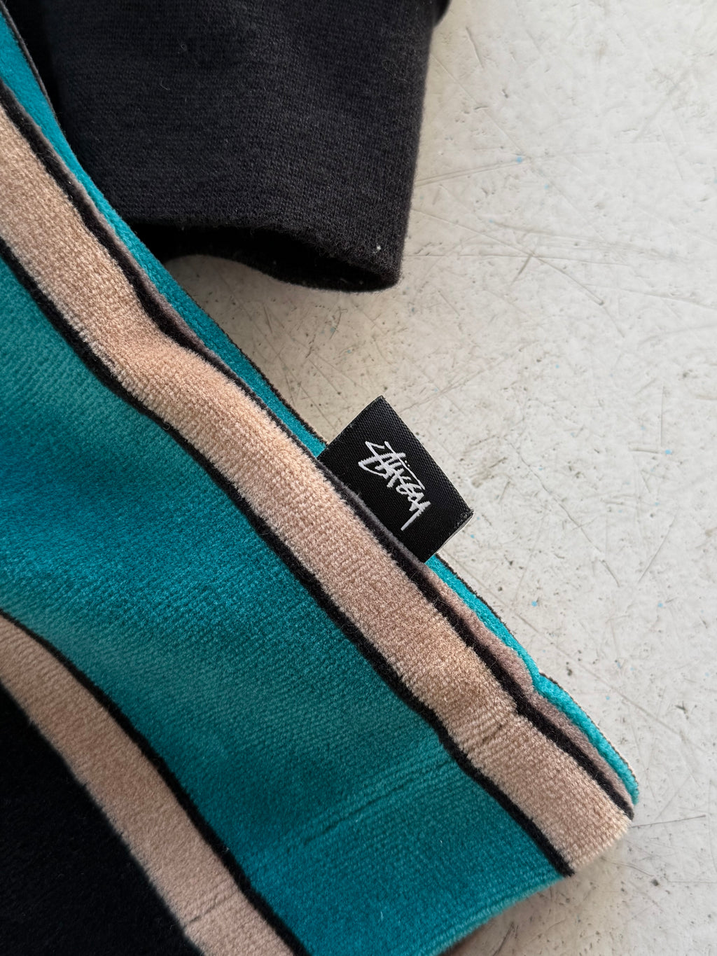 Stüssy | Stribet Zip-Up Polo | Sort / Turkis / Brun | M
