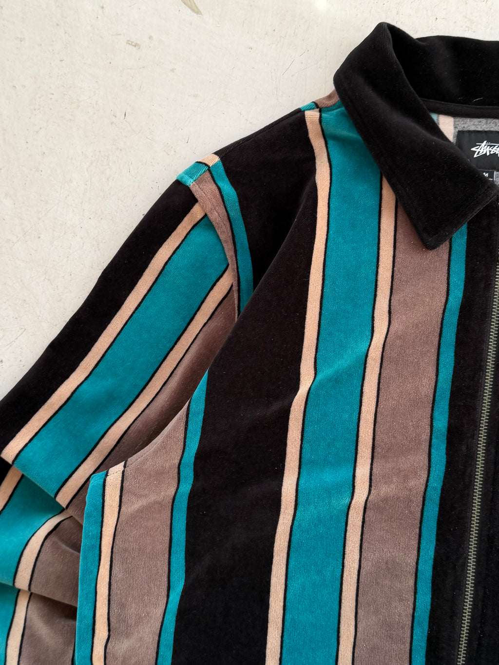 Stüssy | Stribet Zip-Up Polo | Sort / Turkis / Brun | M