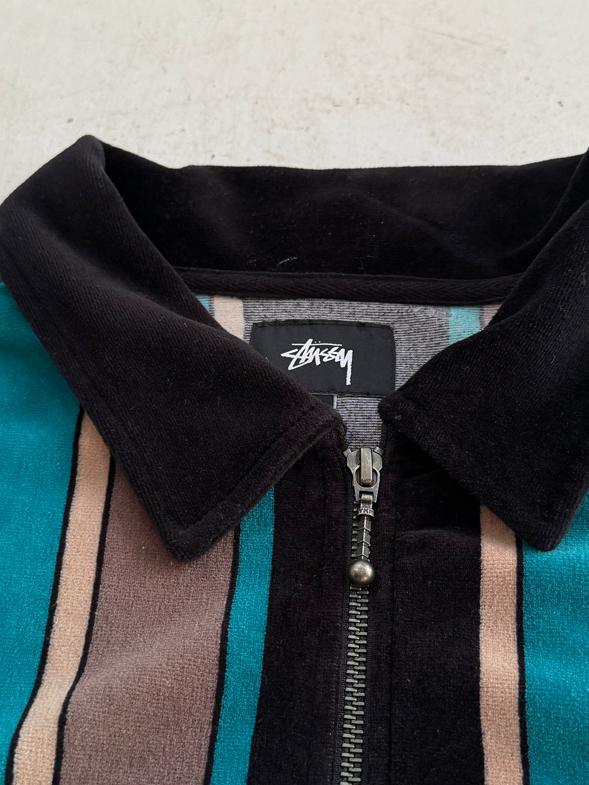 Stüssy | Stribet Zip-Up Polo | Sort / Turkis / Brun | M