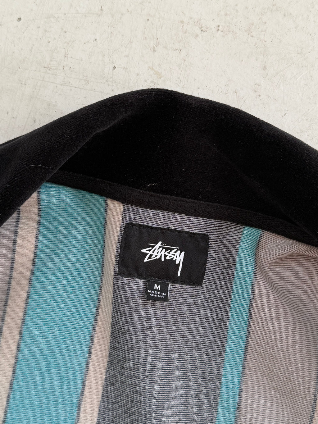 Stüssy | Stribet Zip-Up Polo | Sort / Turkis / Brun | M