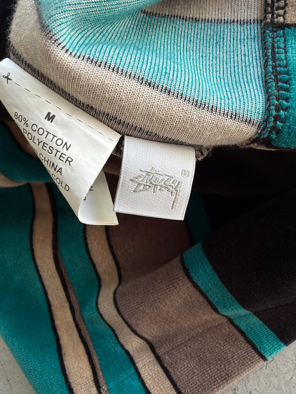 Stüssy | Stribet Zip-Up Polo | Sort / Turkis / Brun | M