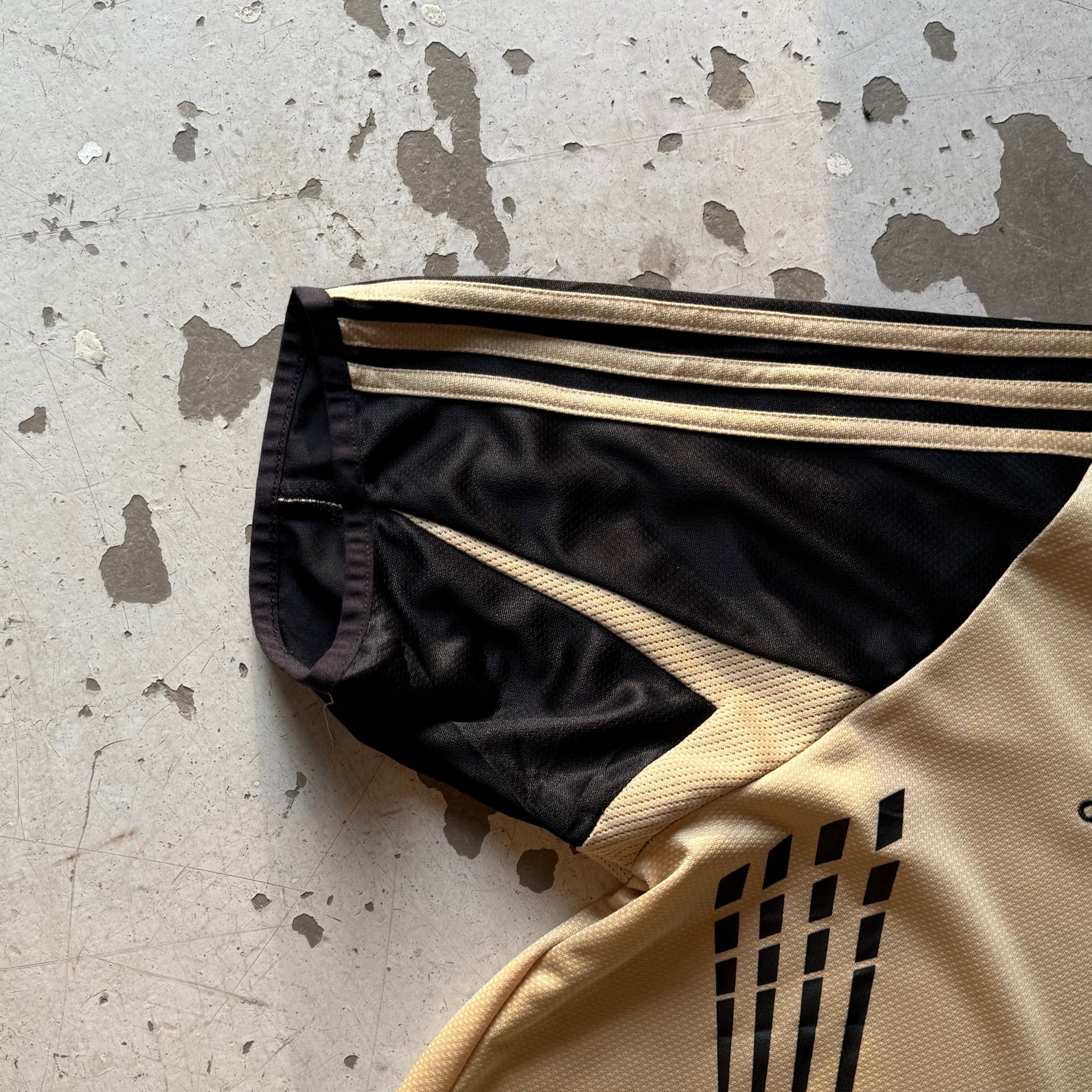 Adidas Liverpool FC | Fodboldtrøje | Guld/Sort | XL - Re:Junk Vintage