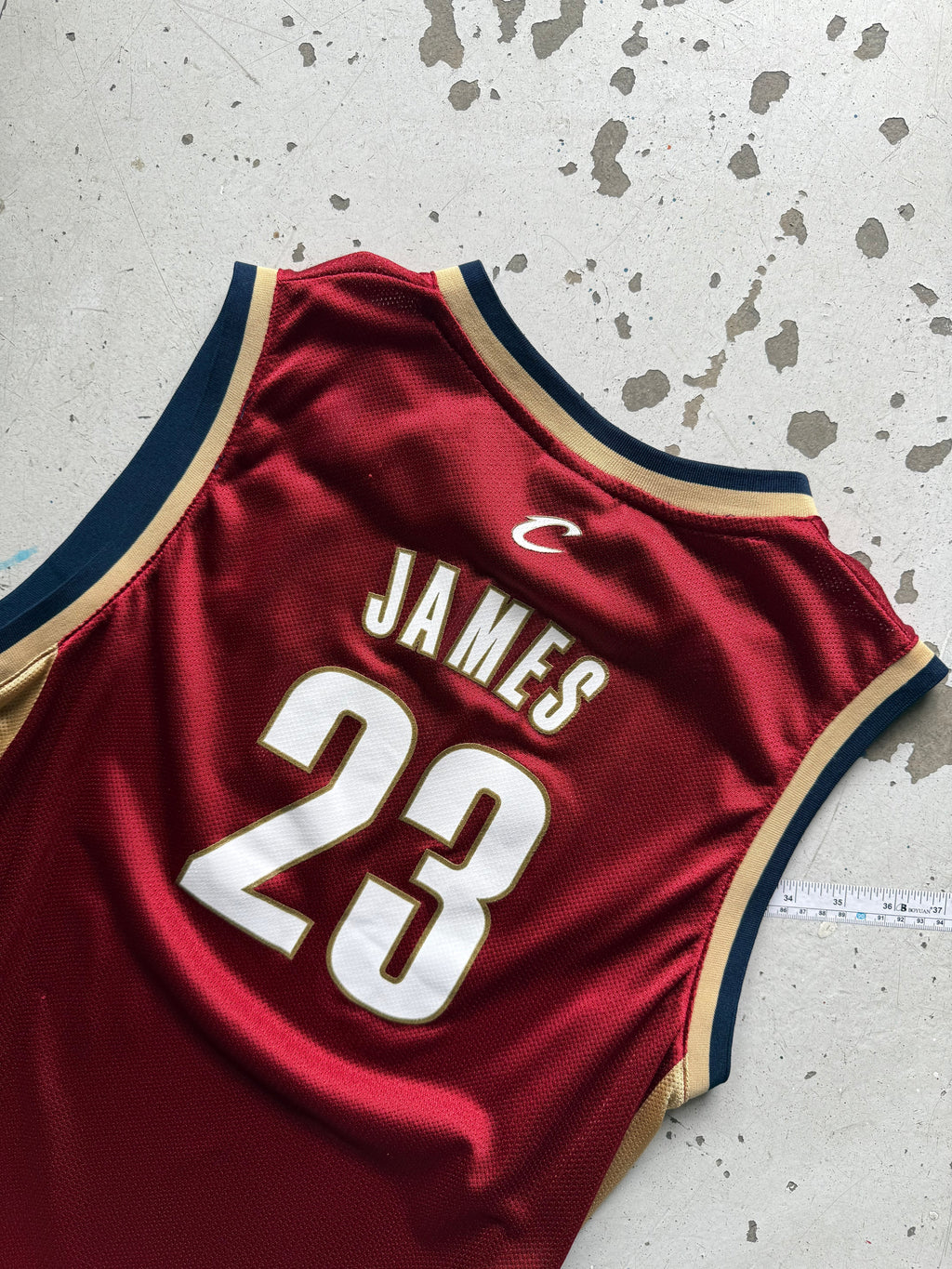 Cleveland Cavaliers | LeBron James 23 | rød | Small - Re:Junk Vintage