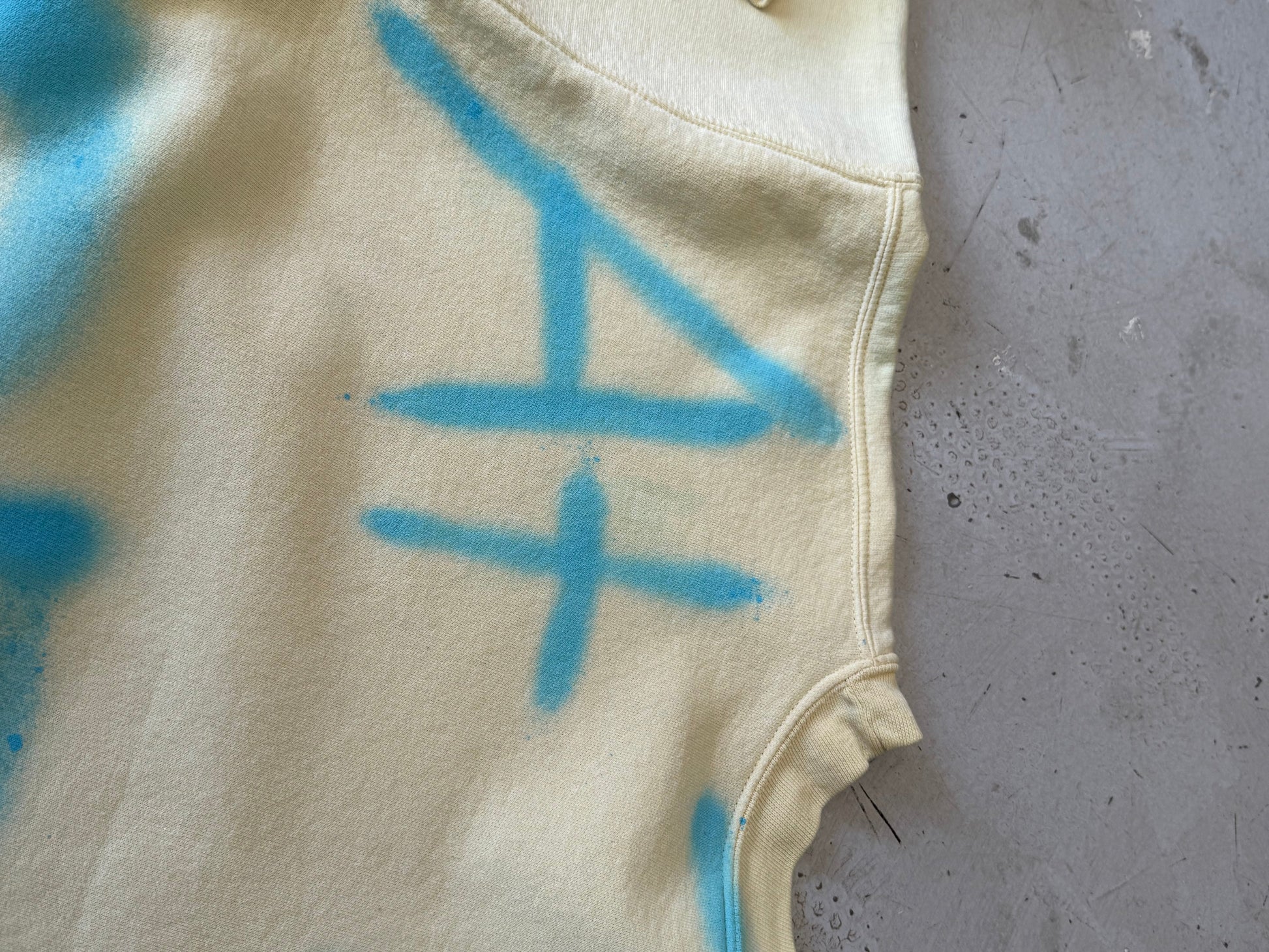Crewneck| Spraypaint | lysegul | Large - Re:Junk Vintage