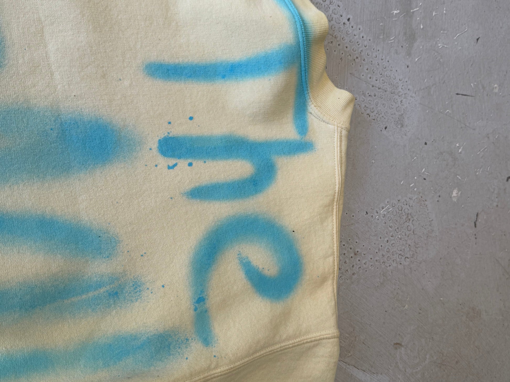 Crewneck| Spraypaint | lysegul | Large - Re:Junk Vintage