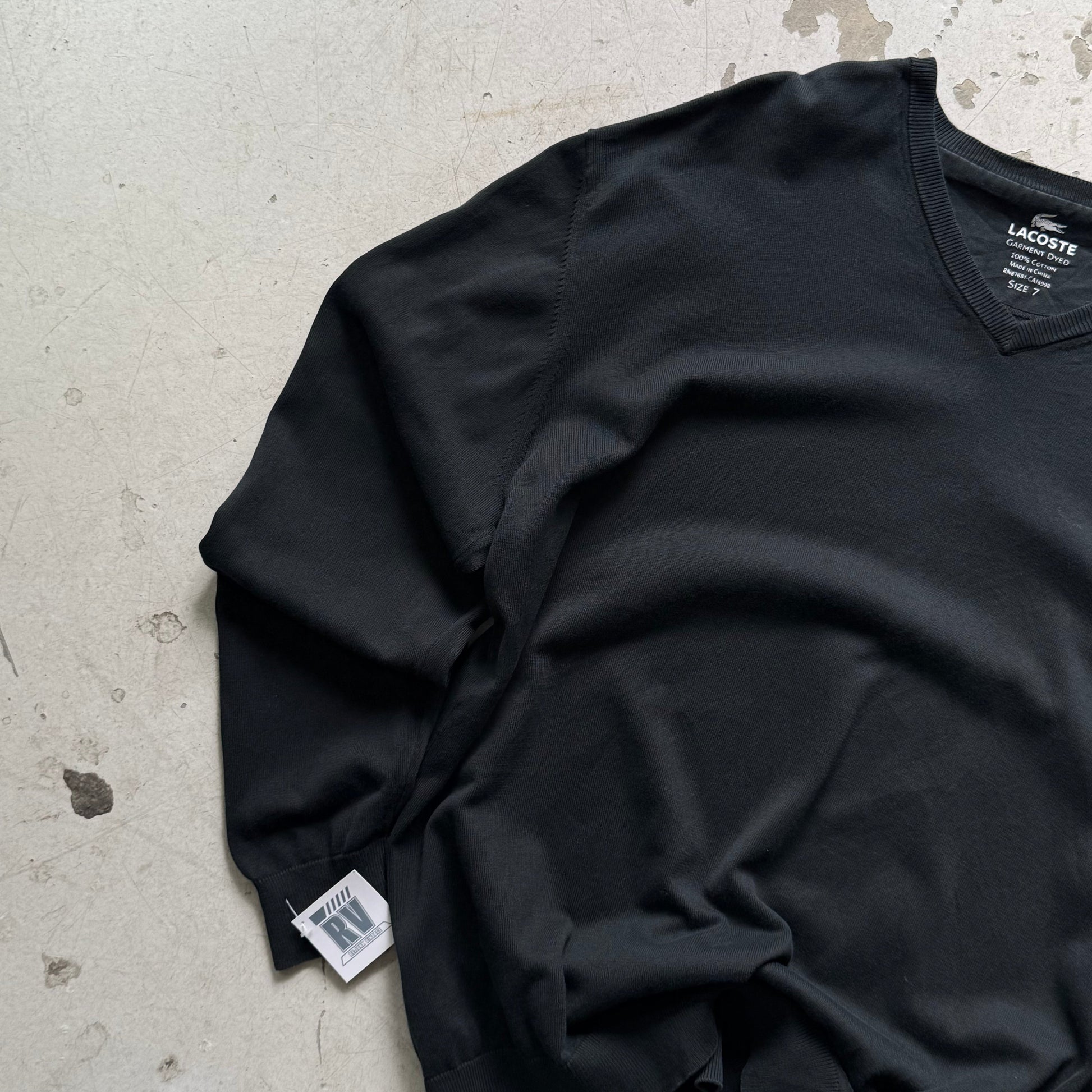 Lacoste sort V - neck sweatshirt – Vintage herretrøje i bomuld (XL) - Re:Junk Vintage