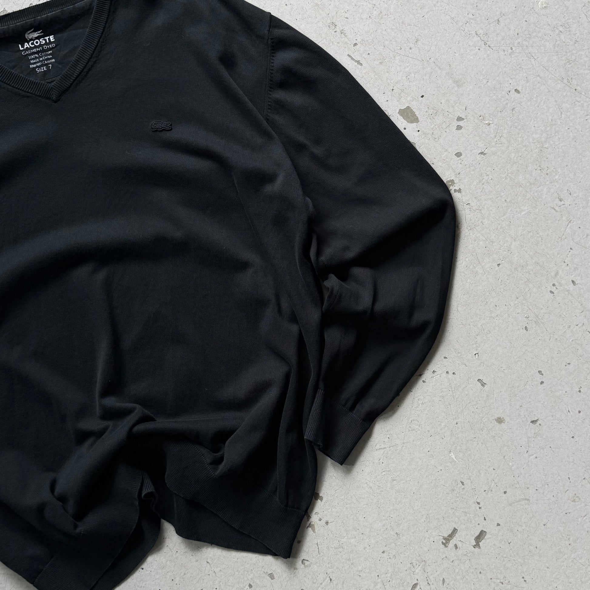 Lacoste sort V - neck sweatshirt – Vintage herretrøje i bomuld (XL) - Re:Junk Vintage