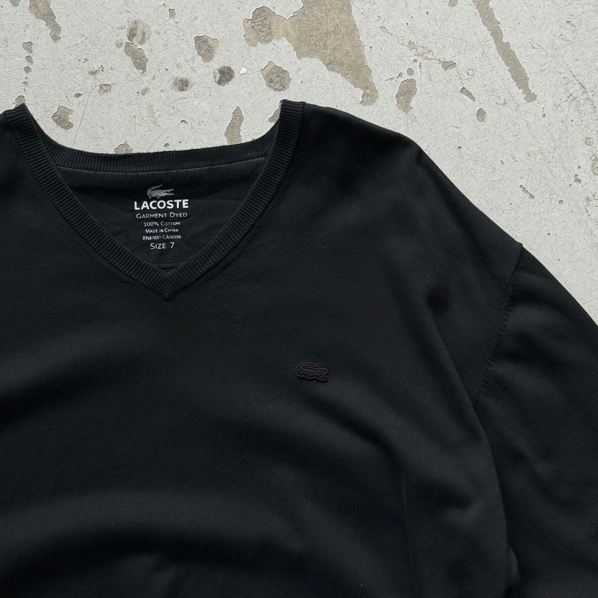 Lacoste sort V - neck sweatshirt – Vintage herretrøje i bomuld (XL) - Re:Junk Vintage