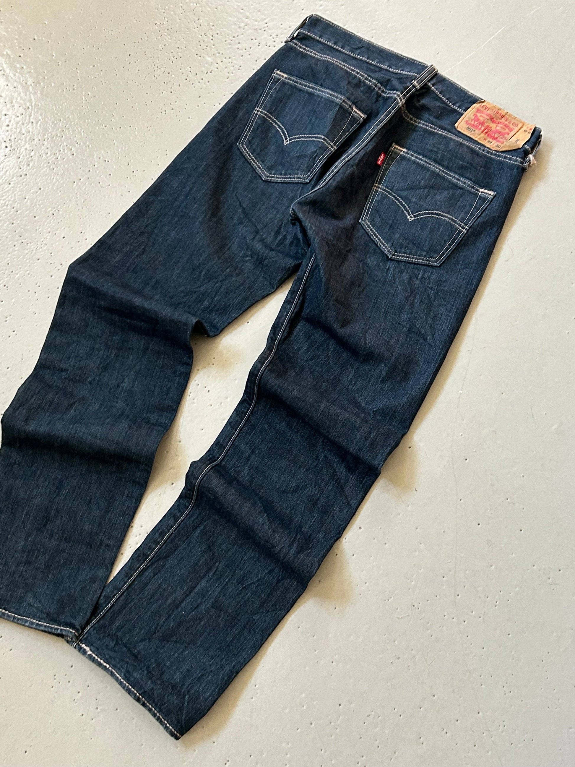 Levi’s 501 vintage jeans W29/L30 – klassisk straight fit denim mørkeblå 90’erne - Re:Junk Vintage