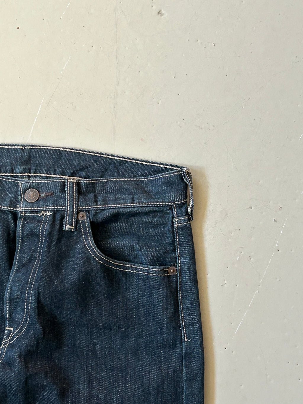 Levi’s 501 vintage jeans W29/L30 – klassisk straight fit denim mørkeblå 90’erne - Re:Junk Vintage