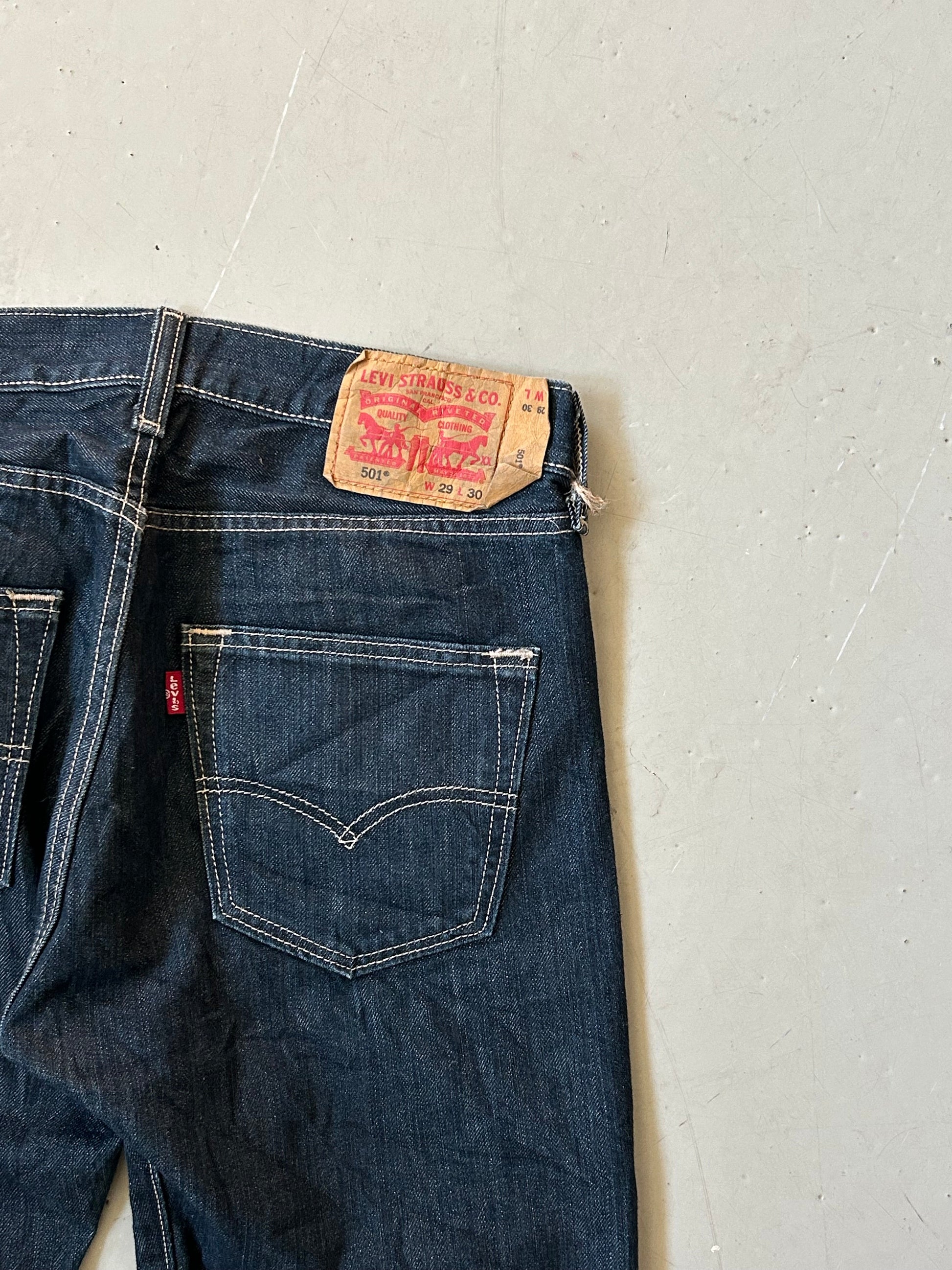 Levi’s 501 vintage jeans W29/L30 – klassisk straight fit denim mørkeblå 90’erne - Re:Junk Vintage