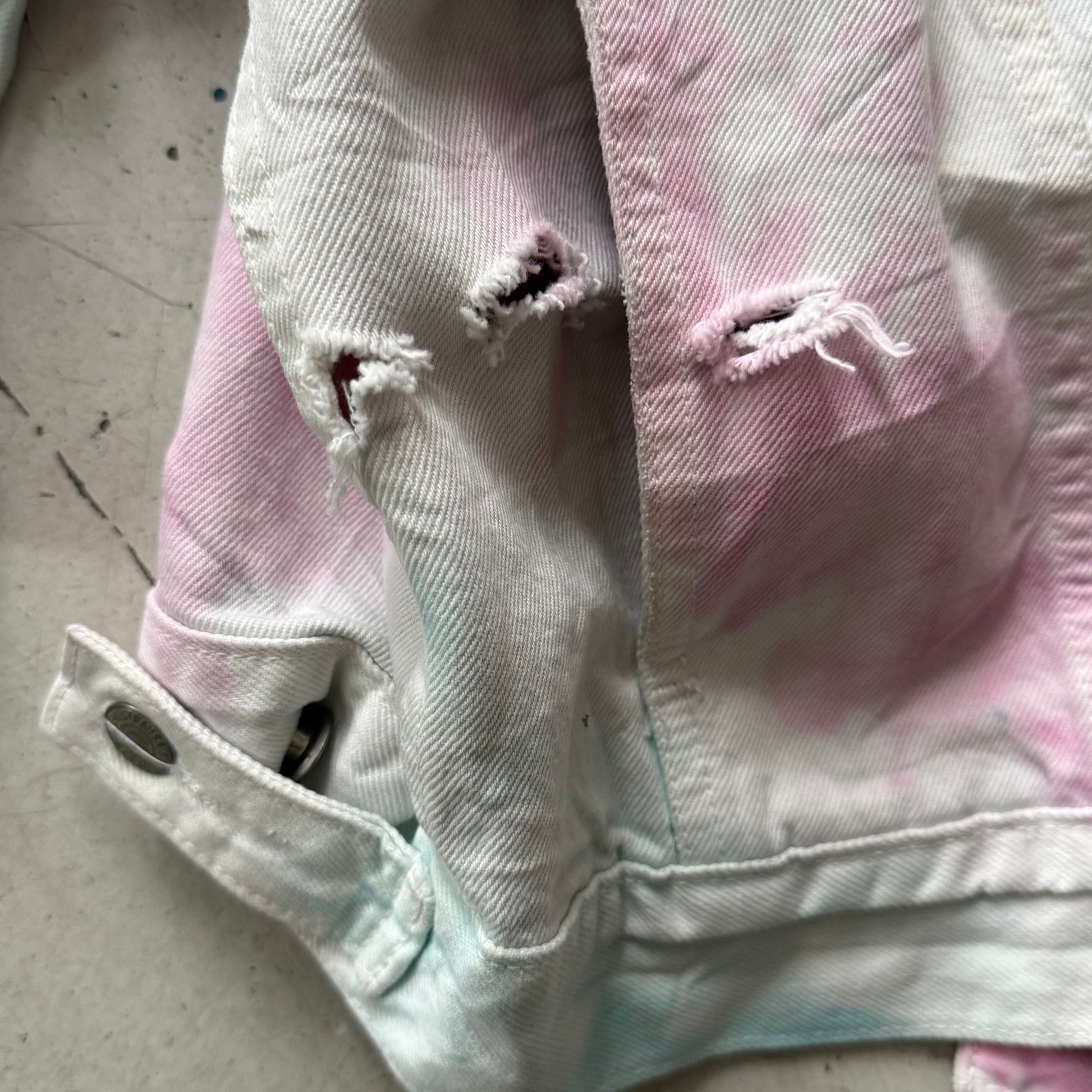 Levi’s Premium | tie dye denimjakke | hvid/pink| Large - Re:Junk Vintage