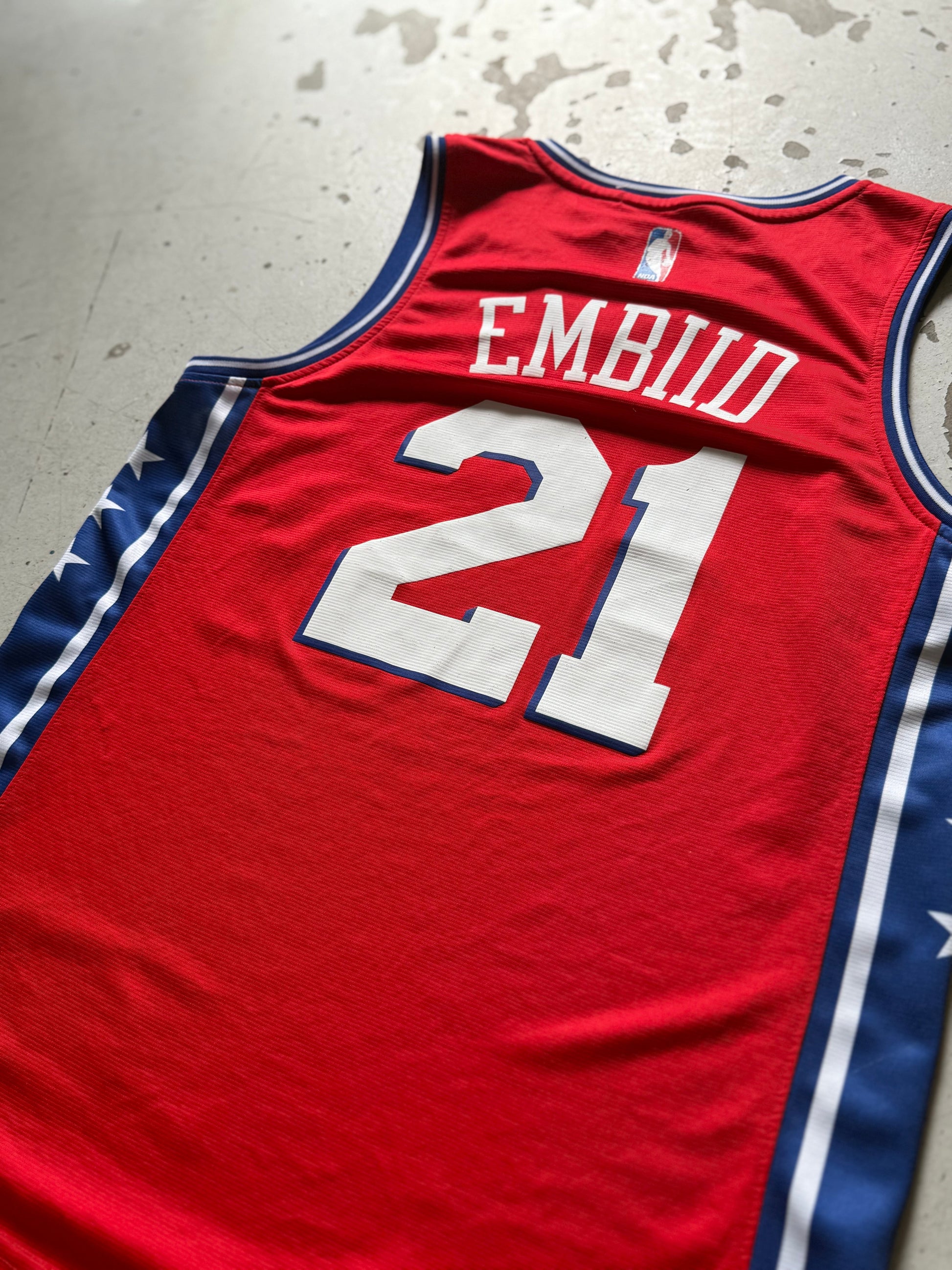 NBA | Sixers Embiid 21 | rød| M - Re:Junk Vintage