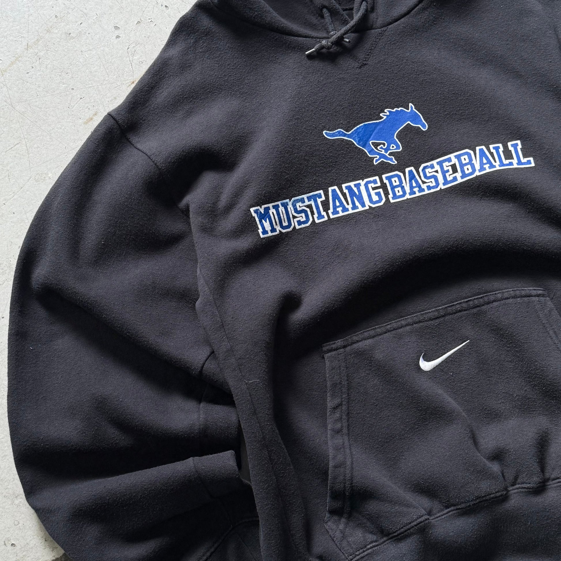 Nike Mustang Baseball hoodie – Vintage sporty hættetrøje (S) - Re:Junk Vintage