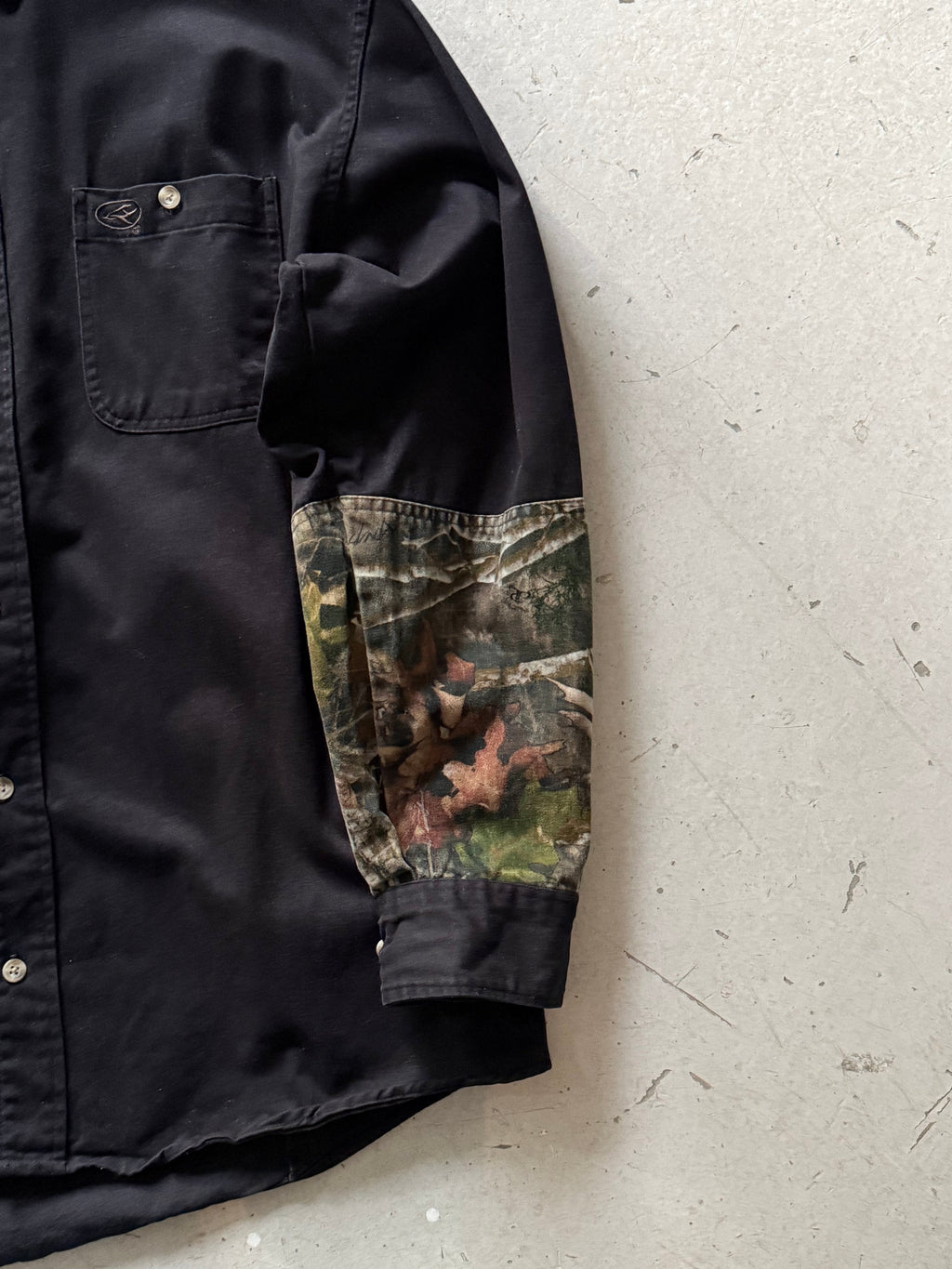 Real Tree skjorte – sort med camo - Re:Junk Vintage