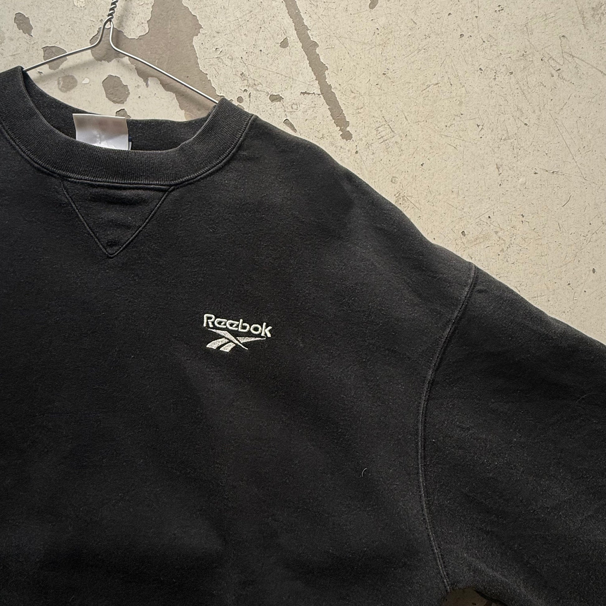 Reebok sweatshirt – vintage sort crewneck med logo (Small) - Re:Junk Vintage