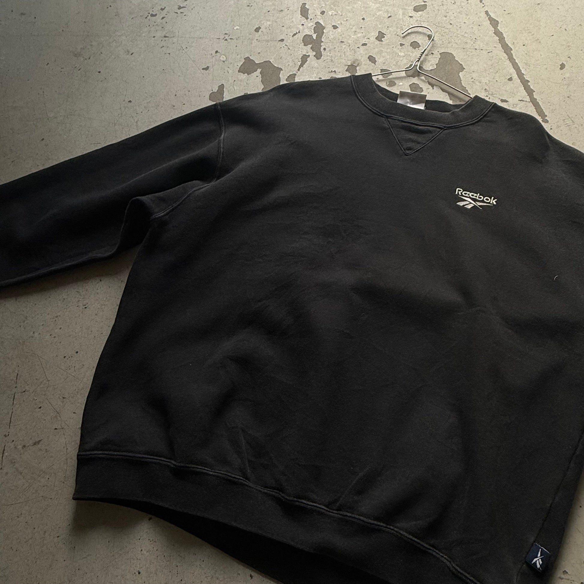 Reebok sweatshirt – vintage sort crewneck med logo (Small) - Re:Junk Vintage