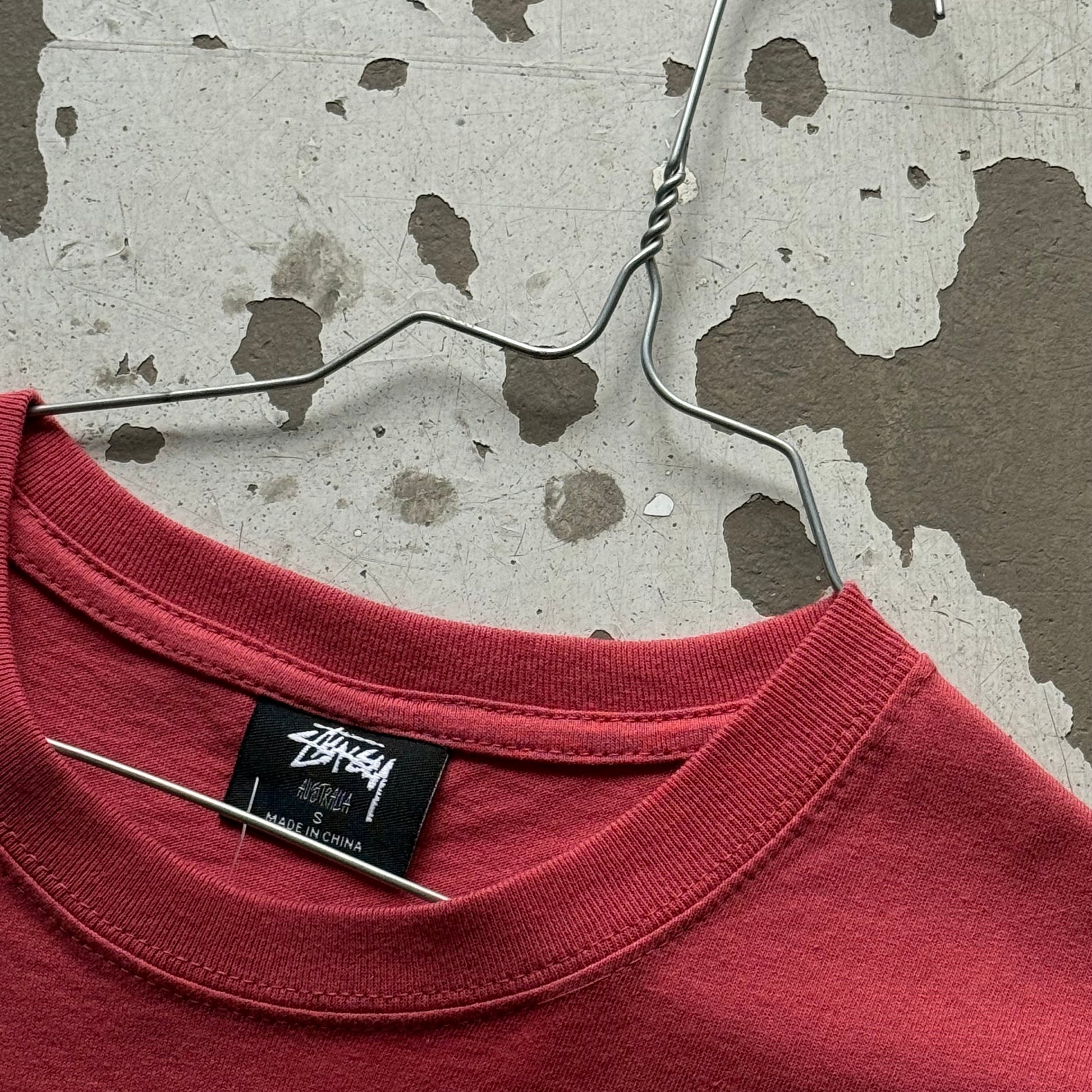 Stussy Deadstock T-shirt | Vintage | Rød | Small - Re:Junk Vintage