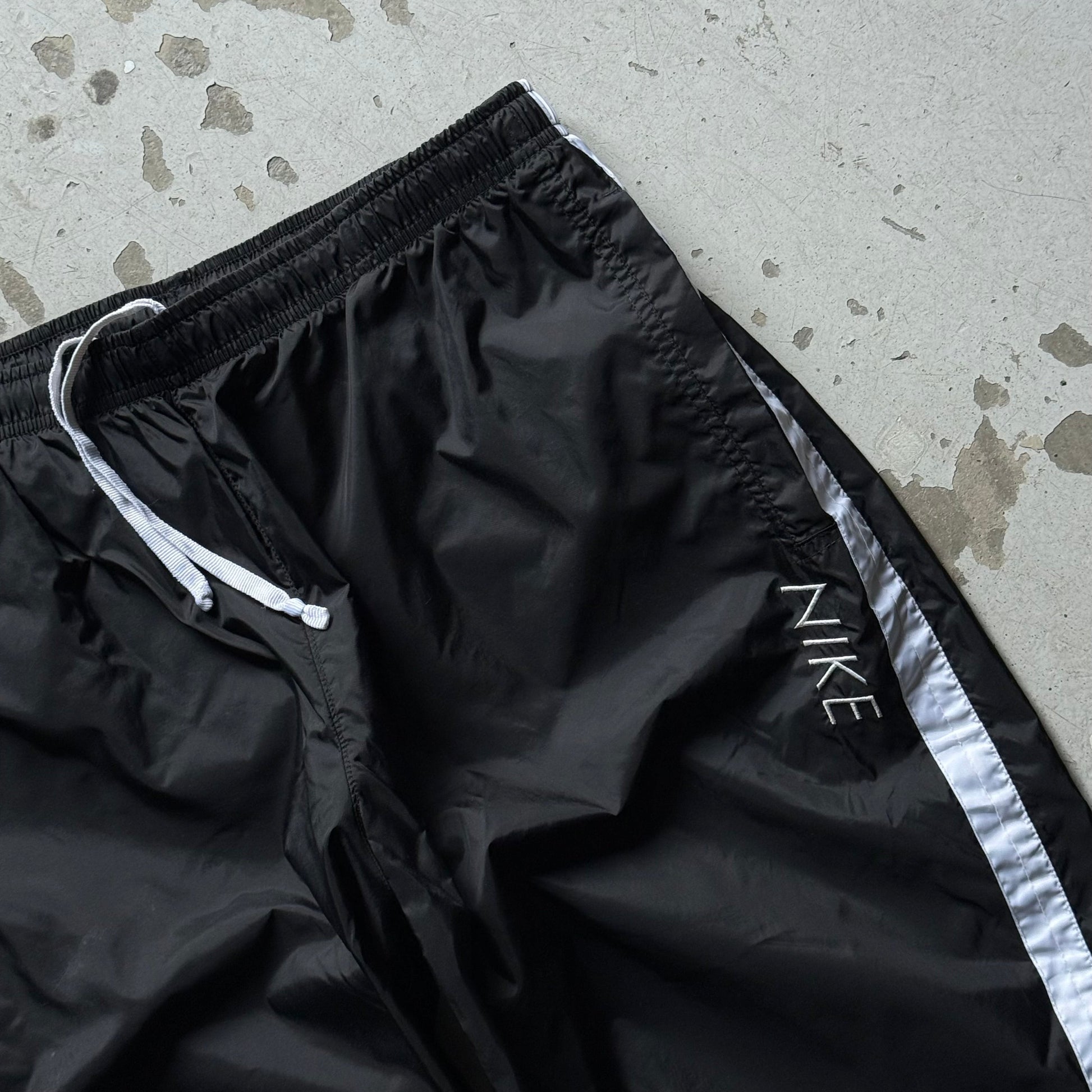 Vintage Nike Trackpants – Sort med Hvide Striber - Re:Junk Vintage